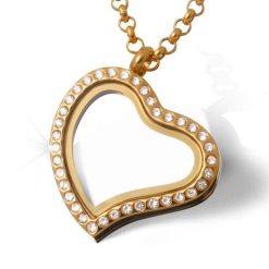 Medaillon mit Gravur und Charms "Nemsi"- (c) baslina.com